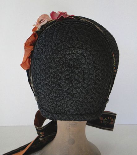 This bonnet has no curtain.  The Empire style was worn without curtains just as often as with them.